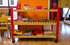 Tisch mit Spielzeug und Büchern