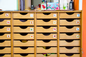 Ablage mit Tiermotiven für die Basteleien der Kinder