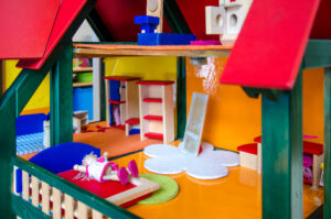 buntes Holzpuppenhaus