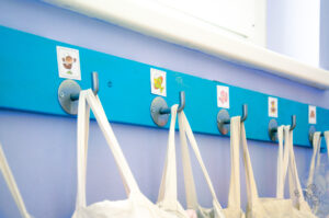 Kindergarderobe mit Tierbildern