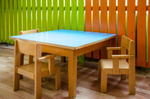kleiner Tisch mit Holzsesseln